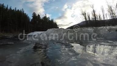 冰寒的山溪水冰积在北冬的大河口